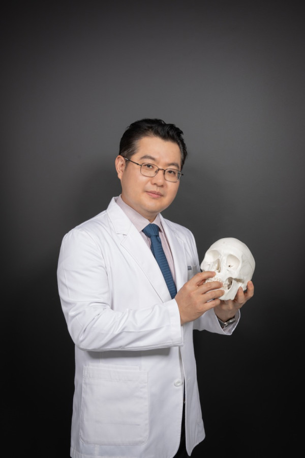 코 모형을 이용해 코재수술 구조를 설명하는 바로코 김준 원장