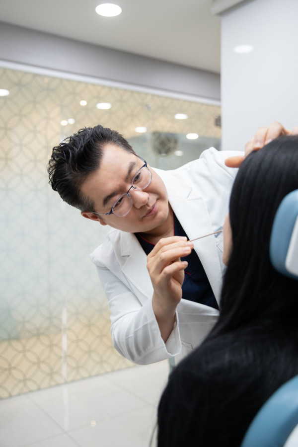鼻の再手術前に患者様の鼻腔内を診察するバロコの医療スタッフ