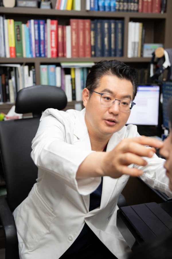 코재수술 시기를 상담하는 바로코 의료진