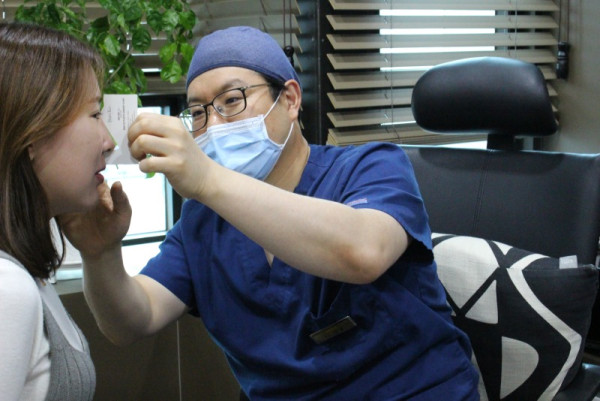 코재수술 전 코 상태를 확인하는 의료진